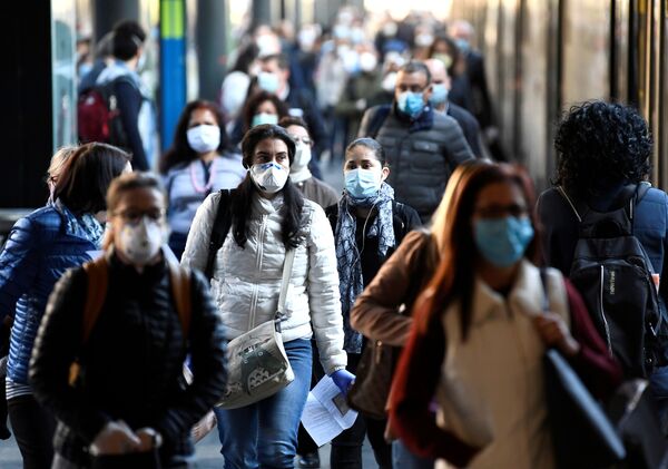 Люди в маске на вокзале в Милане после этапного завершения карантина в Италии - Sputnik Moldova-România