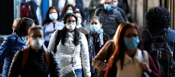 Люди в маске на вокзале в Милане после этапного завершения карантина в Италии - Sputnik Moldova-România