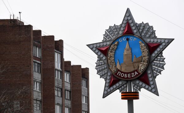 Стела в виде знака ордена Победы, установленная на одной из улиц Владивостока к 75-летию Победы - Sputnik Moldova-România
