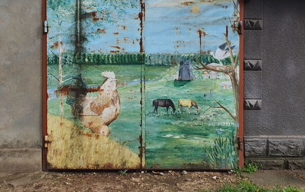 Galerie de artă în aer liber. Cum arata porțile unor gospodari din satul Sadaclia, Basarabeasca - Sputnik Moldova