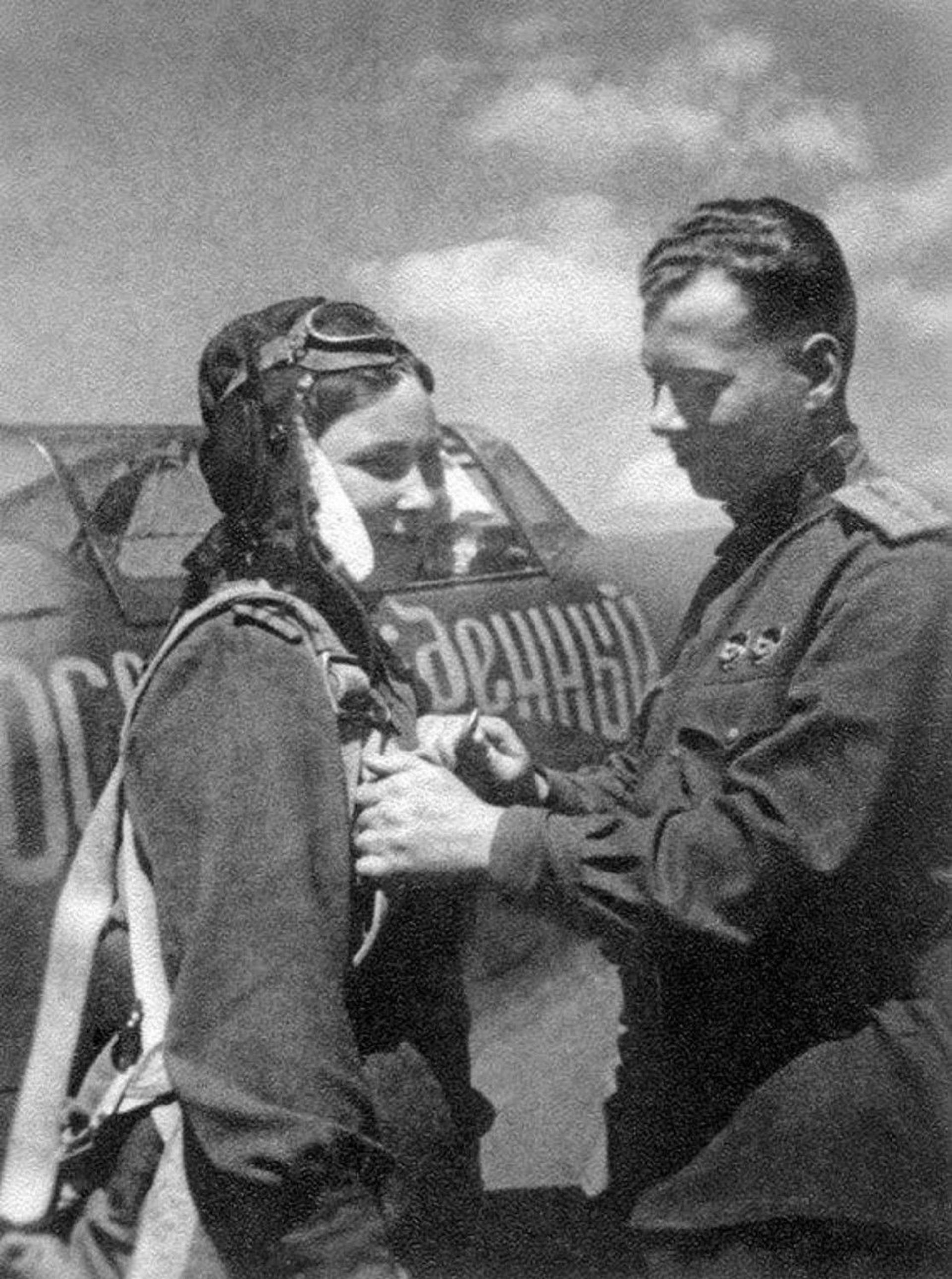 Старший лейтенант Мария Кулькина и командир эскадрильи капитан Антипов. На заднем плане — истребитель ЯК-1Б с надписью «Освобожденный Донбасс».  - Sputnik Молдова, 1920, 23.08.2026