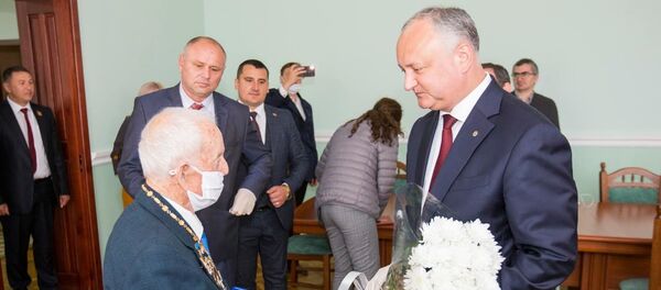Игорь Додон вручил Орден Республики ветерану Великой Отечественной Сергею Степановичу Кушниру. Игорь Додон вручил Орден Республики ветерану Великой Отечественной Сергею Степановичу Кушниру. - Sputnik Moldova
