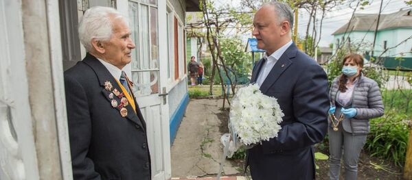 Президент РМ И.Додон вручает награду ветерану В.Я.Ганущаку - Sputnik Молдова