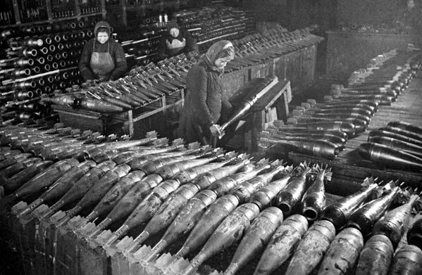 Женщины делают мины на московском заводе. 1942 год - Sputnik Moldova