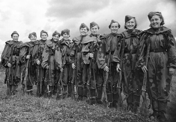 Группа девушек-снайперов, добровольцев Красной Армии - Sputnik Moldova