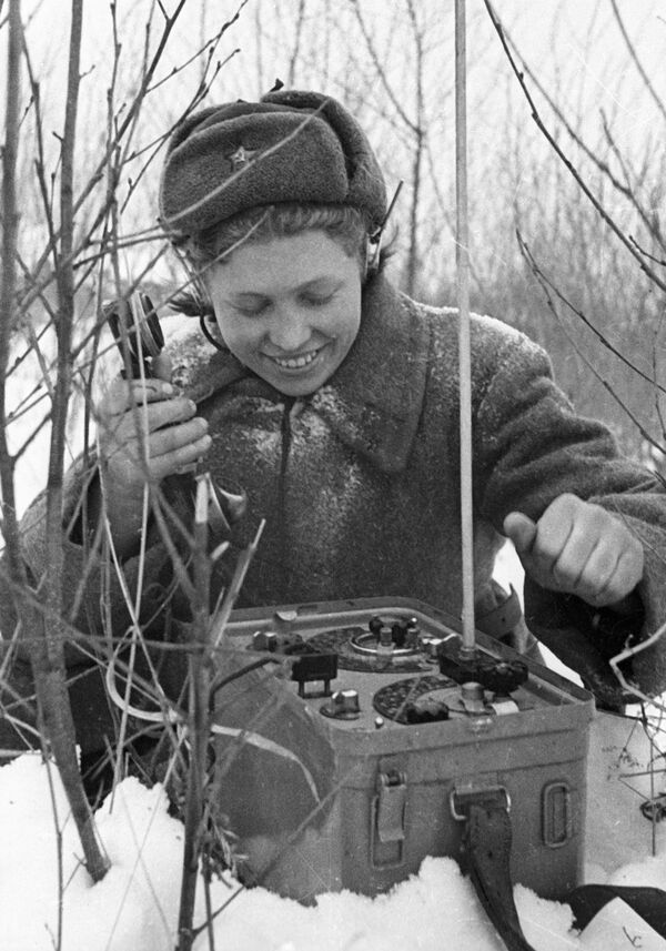 Девушка-связистка у полевого телефона в годы ВОВ - Sputnik Moldova