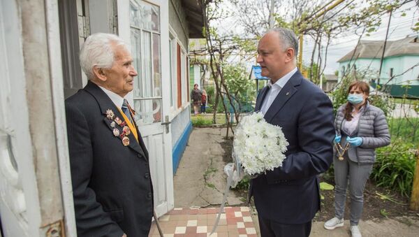 Президент РМ И.Додон вручает награду ветерану В.Я.Ганущаку - Sputnik Moldova