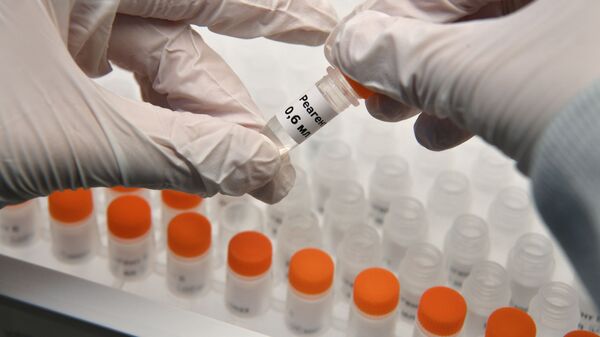 Колбы с реагентами для экспресс-тестов на коронавирус в лаборатории - Sputnik Moldova