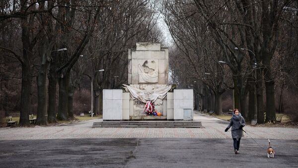 Возложение цветов на могилы советских солдат в Польше - Sputnik Moldova