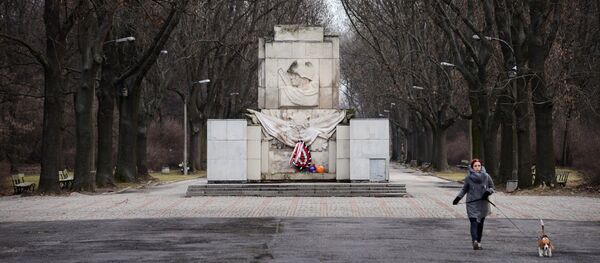 Возложение цветов на могилы советских солдат в Польше - Sputnik Moldova