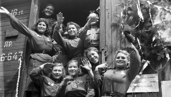 Демобилизованные девушки, уезжающие из Германии на Родину, 1945 год - Sputnik Молдова