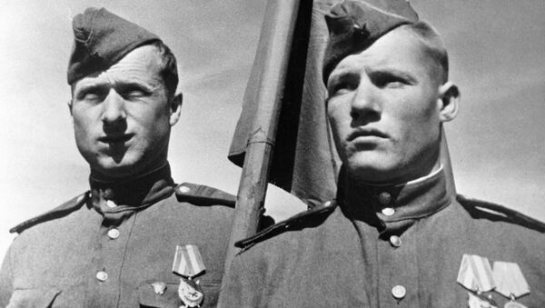 Советские солдаты Мелитон Кантария и Михаил Егоров, водрузившие Знамя победы над берлинским Рейхстагом в мае 1945 года - Sputnik Молдова