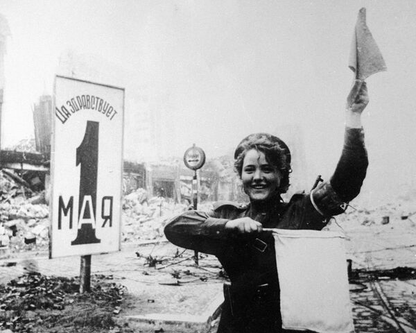 Военная регулировщица Мария Шальнева на Александерплац в Берлине, 1945 год - Sputnik Молдова