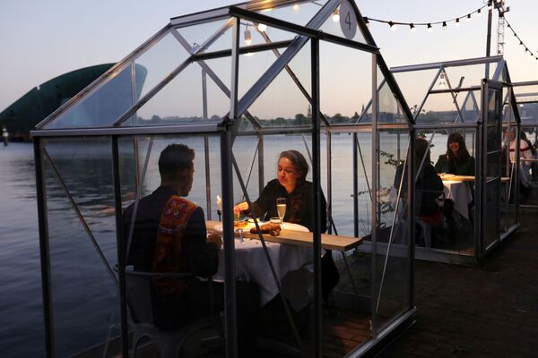Тестирование ресторана в формате «карантинных теплиц» в Амстердаме - Sputnik Moldova-România