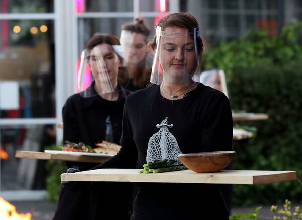 Официантки во время тестирования ресторана в формате «карантинных теплиц» в Амстердаме - Sputnik Moldova-România