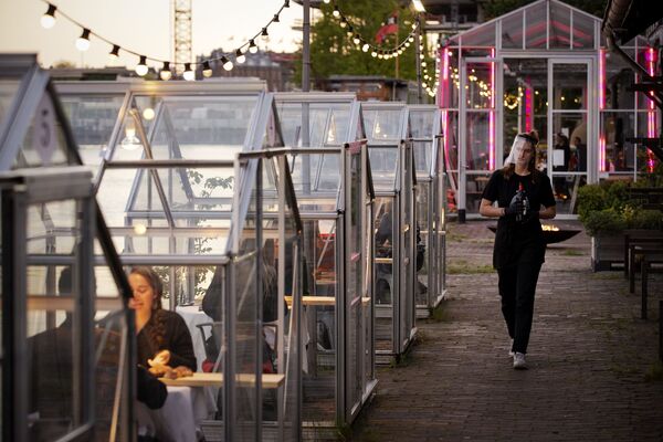 Официанты во время работы в ресторане в формате «карантинных теплиц» в Амстердаме - Sputnik Moldova-România