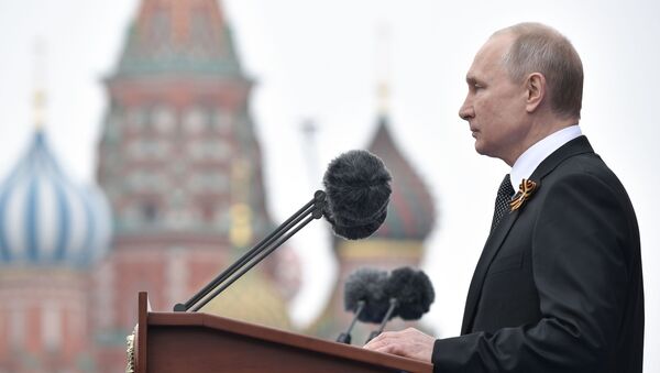 Президент РФ Владимир Путин на Параде Победы на Красной площади - Sputnik Moldova-România