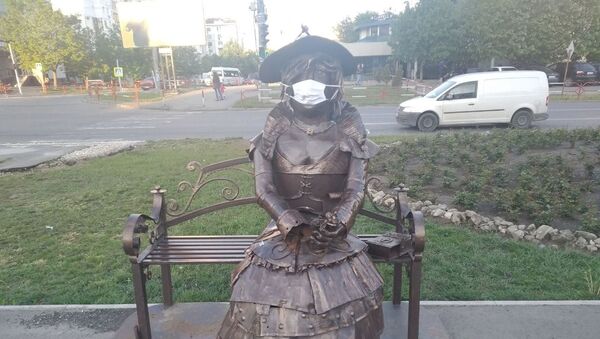 Памятник в маске бул. Мирча чел Бэтрын - Sputnik Молдова