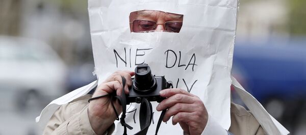 Фотограф в защитной маске, сделанной из бумажного пакета, в Варшаве, Польша - Sputnik Moldova