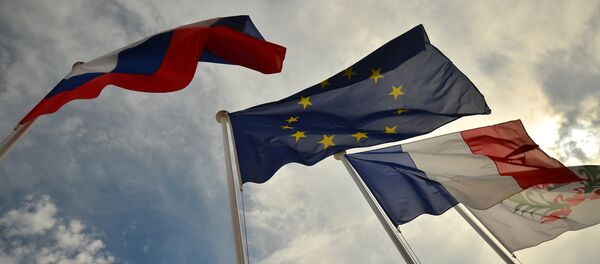 Flags of Russia, EU, France and coat of arms of Nice on the city's promenade - Sputnik Moldova