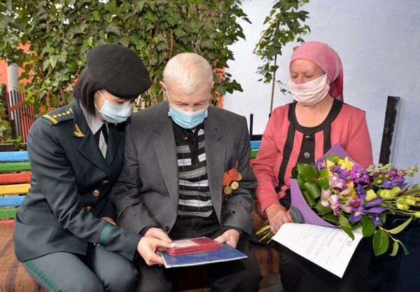 La 101 ani: Veteranul Ignat Săndulescu a fost medaliat de ministrul Pînzari - Foto - Sputnik Moldova