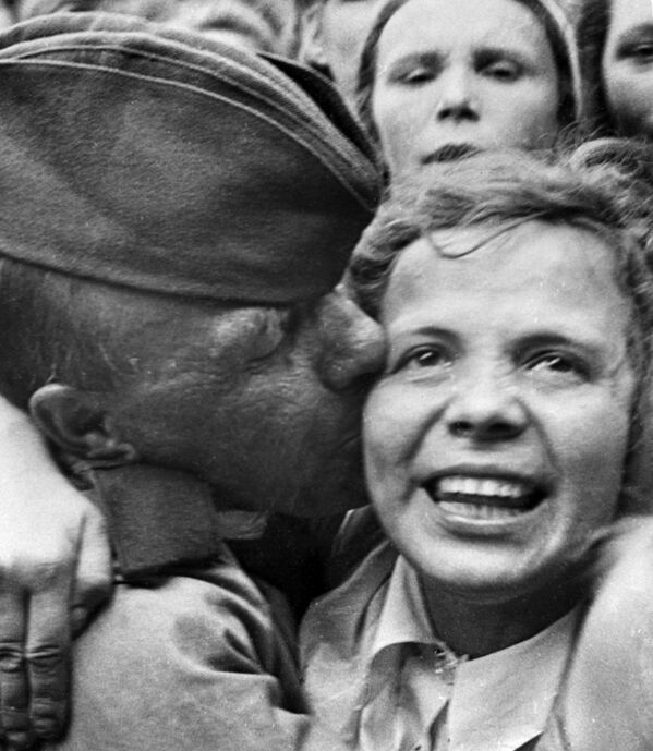 Встреча на Белорусском вокзале первого эшелона бойцов, вернувшихся с фронта после победы в Великой Отечественной войне. Июнь 1945 года - Sputnik Moldova-România