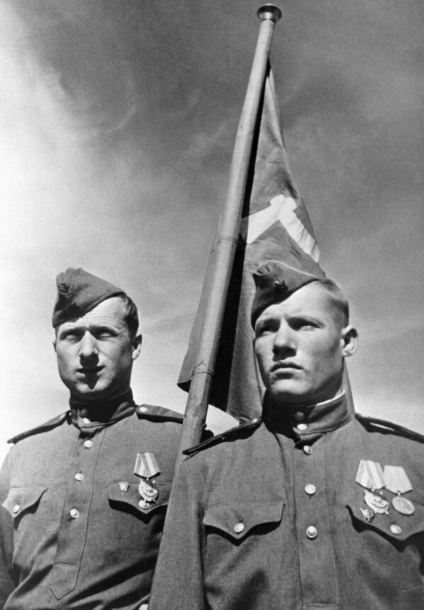 Советские солдаты Мелитон Кантария и Михаил Егоров, водрузившие Знамя победы над берлинским Рейхстагом в мае 1945 года - Sputnik Moldova-România