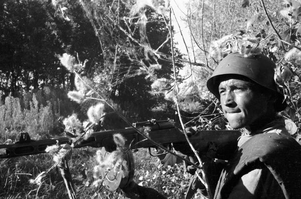Боец Тойли Атаджанов в бою на подступах к Сталинграду, 1942 год - Sputnik Moldova-România