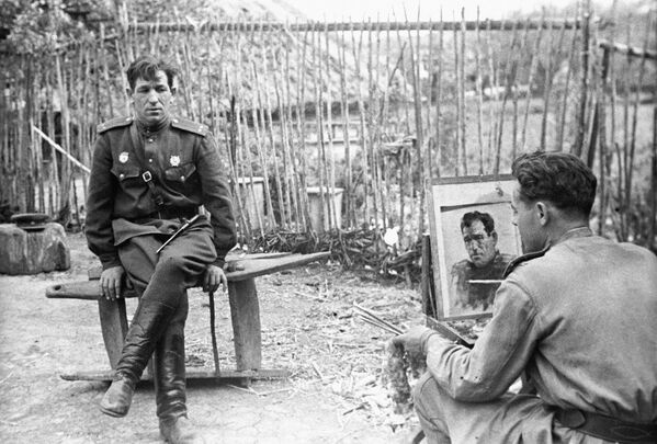 Художник студии военных художников Николай Соколов пишет портрет гвардии лейтенанта Н. Брыскина, 1944 год - Sputnik Moldova-România