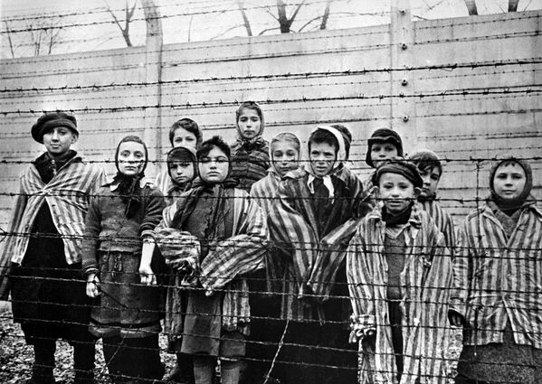 Дети, заключенные концентрационного лагеря Освенцим, 1945 год - Sputnik Moldova-România