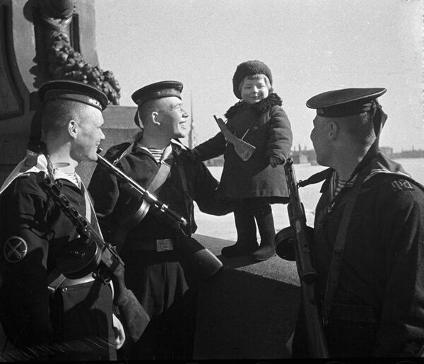 Моряки Балтийского флота беседуют с девочкой Люсей, оставшейся сиротой в блокадном Ленинграде, 1943 год - Sputnik Moldova-România