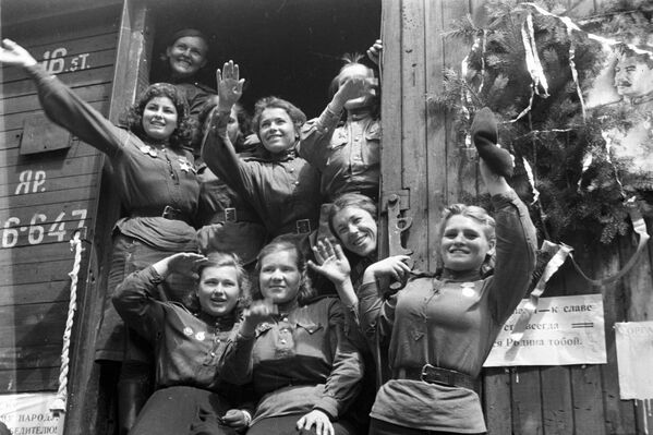 Демобилизованные девушки, уезжающие из Германии на Родину, 1945 год - Sputnik Moldova-România