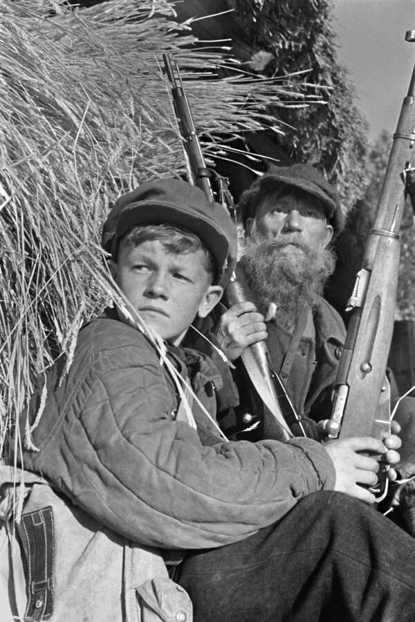 Партизаны в дозоре, 13-летний Леня Федоров и колхозник колхоза Борец Гришин, 1943 год - Sputnik Moldova-România