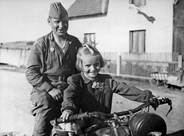 Советский солдат и чешская девочка. Село Чимелице, 1945 год - Sputnik Moldova-România