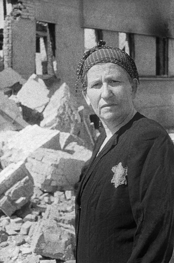 Жительница еврейского гетто на развалинах родного дома, 1943 год - Sputnik Moldova-România