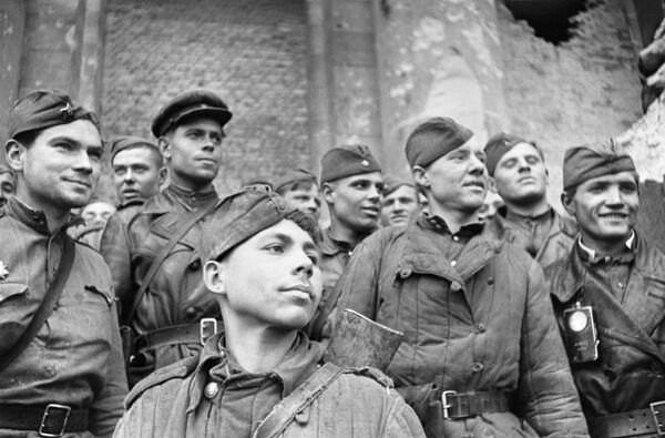 Бойцы, штурмовавшие Рейхстаг, май 1945 года - Sputnik Moldova-România