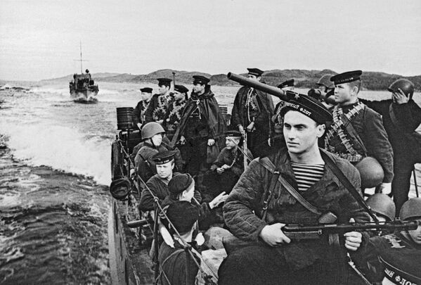 Моряки-десантники Северного флота направляются на катерах в район боевых действий, 1942 год - Sputnik Moldova-România