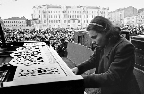 Пианистка Московской консерватории Нина Петровна Емельянова 9 мая 1945 года  - Sputnik Moldova-România