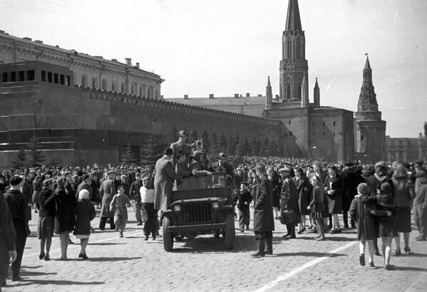 Приезд кинохроники на Красную площадь 9 мая 1945 года  - Sputnik Moldova-România