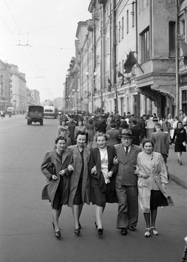 Москвичи на улице Горького (ныне Тверская) 9 мая 1945 года - Sputnik Moldova-România