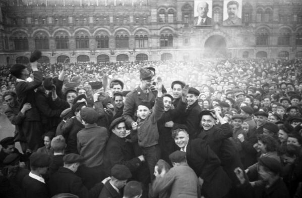 Москвичи на Красной площади в День Победы 9 мая 1945 года - Sputnik Moldova-România