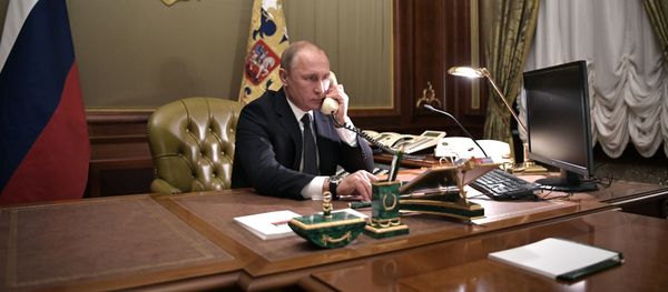 Президент РФ Владимир Путин во время телефонного разговора - Sputnik Молдова