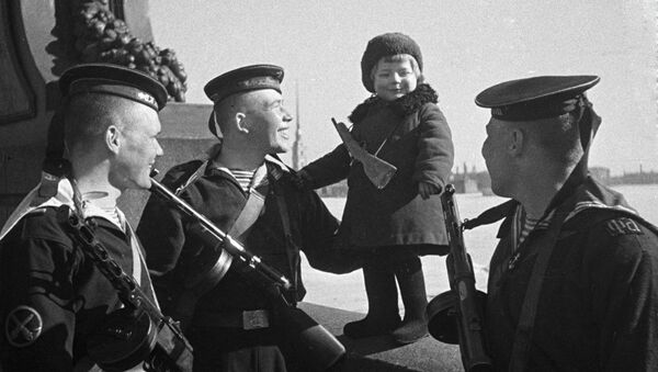 Моряки Балтийского флота беседуют с девочкой Люсей, оставшейся сиротой в блокадном Ленинграде, 1943 год - Sputnik Молдова
