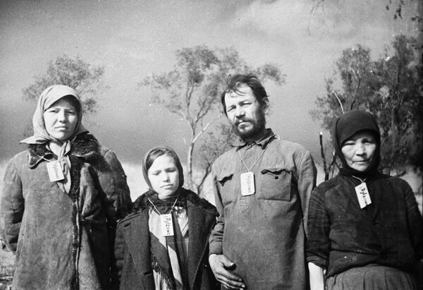 Жители деревни Зубцово. В оккупированных деревнях фашисты обязывали население носить на шее бирки с названием деревни, где они живут. 1941 год - Sputnik Moldova