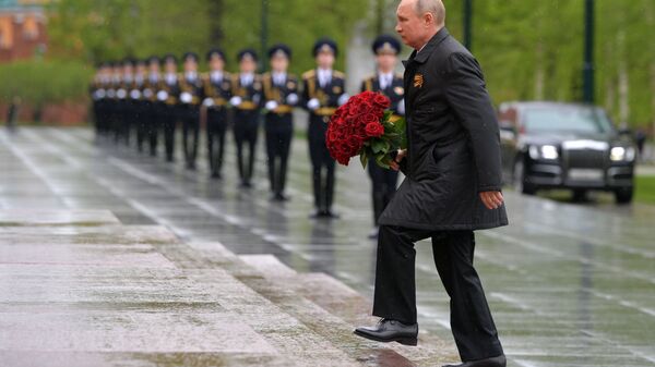 Президент РФ В. Путин возложил цветы к Могиле Неизвестного Солдата в Александровском саду - Sputnik Moldova