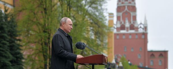 Президент РФ В. Путин возложил цветы к Могиле Неизвестного Солдата в Александровском саду - Sputnik Moldova