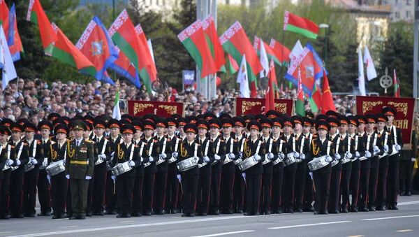 Юные барабанщики открывают парад 9 мая в Минске - Sputnik Молдова