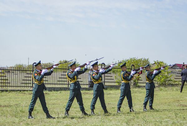 La Șerpeni au fost reînhumați 45 de soldați ai Armatei Roșii - Sputnik Moldova