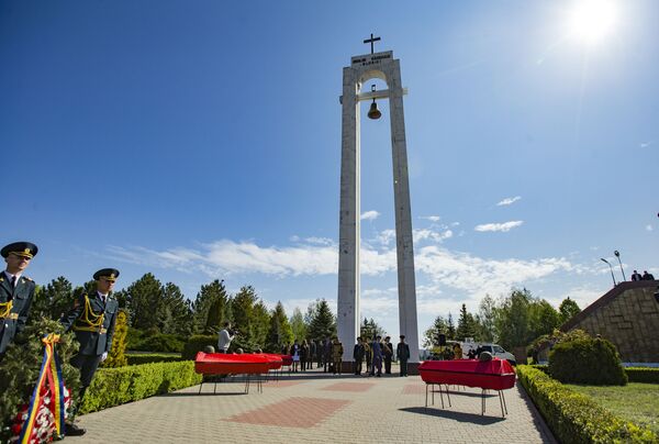 La Șerpeni au fost reînhumați 45 de soldați ai Armatei Roșii - Sputnik Moldova