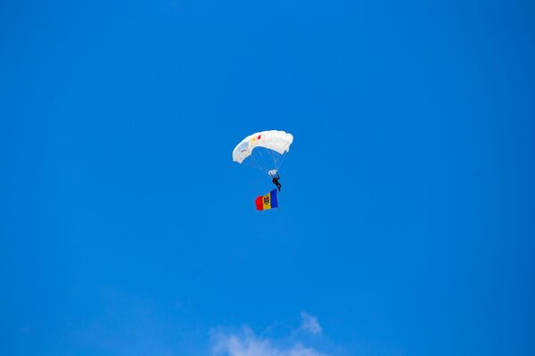 Au sărit cu parașuta de Ziua Victoriei: „Mulțumesc pentru cerul liniștit” - Foto - Sputnik Moldova